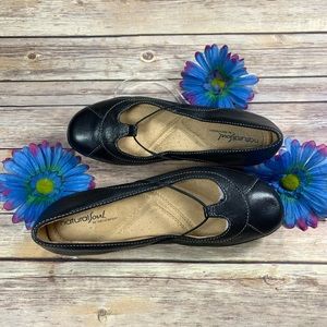 Naturalizer Natural Soul Black Leather Flats 7.5 True to size. Comfortable.